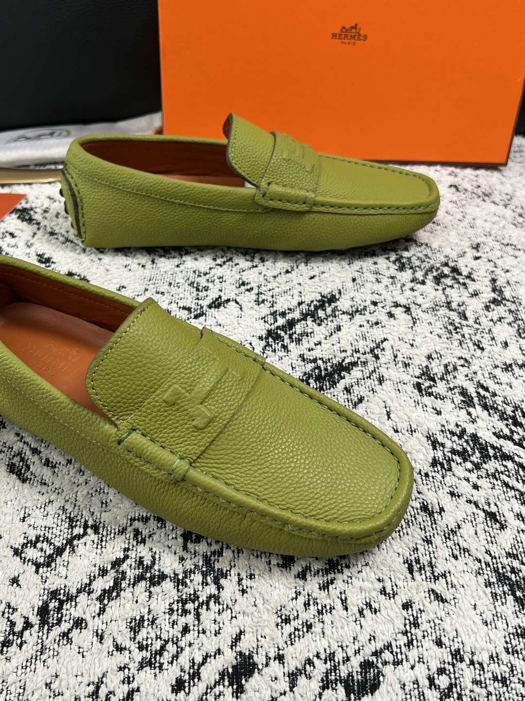 Hermes  高品质  顶级工艺品  爱马仕 豆豆鞋专柜同步发售原厂配置，意大利进口原版牛皮面料，高品质拼接工艺，全进