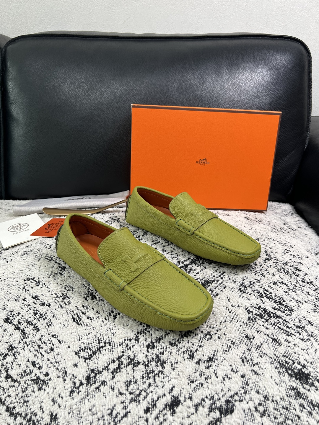 Hermes 高品质 顶级工艺品 爱马仕 豆豆鞋专柜同步发售原厂配置,意大利进口原版牛皮面料,高品质拼接工艺,全进 Hermes 高品质 顶级工艺品 爱马仕 豆豆鞋专柜同步发售原厂配置,意大利进口原版牛皮面料,高品质拼接工艺,全进