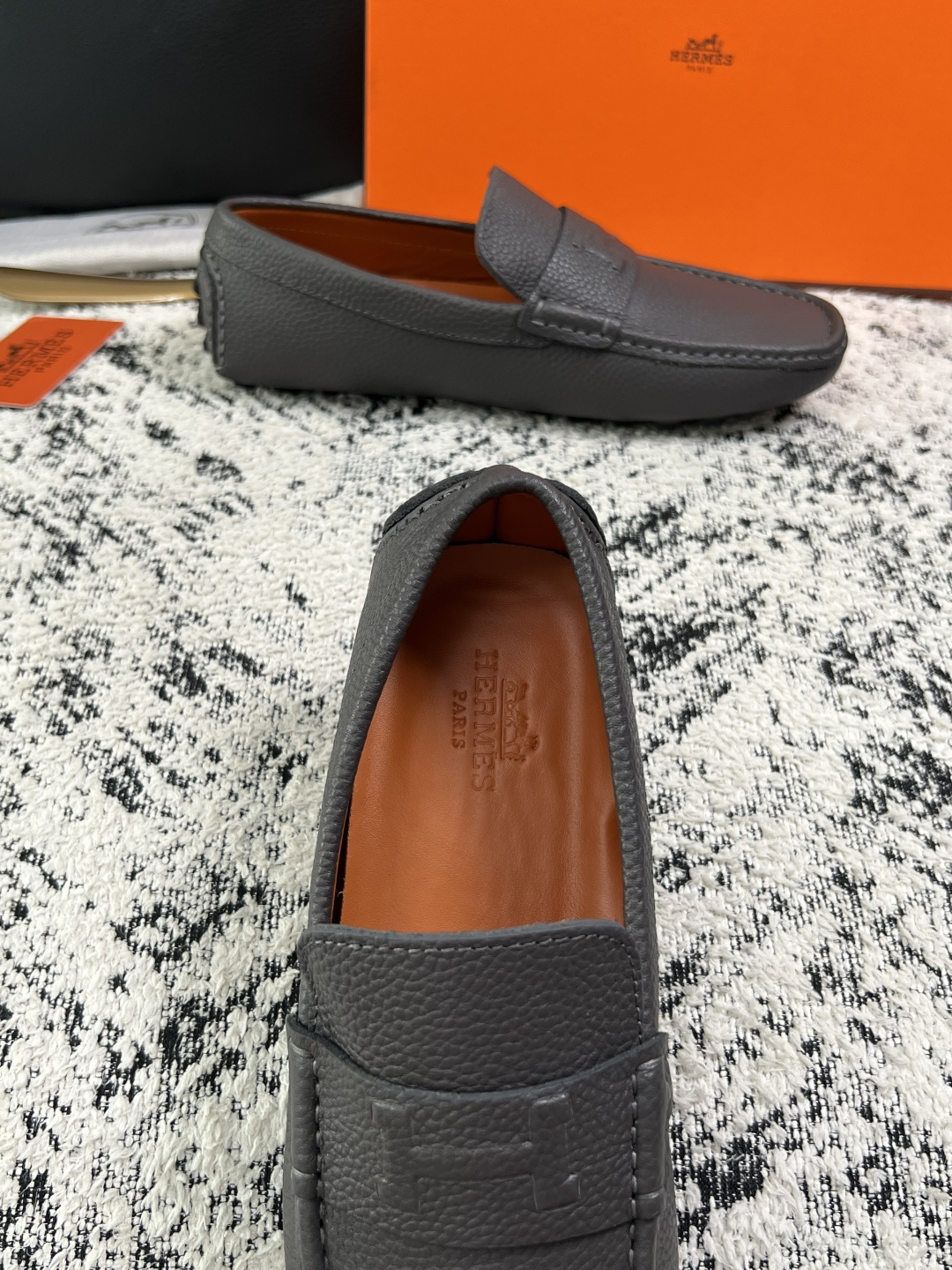Hermes  高品质  顶级工艺品  爱马仕 豆豆鞋专柜同步发售原厂配置，意大利进口原版牛皮面料，高品质拼接工艺，全进