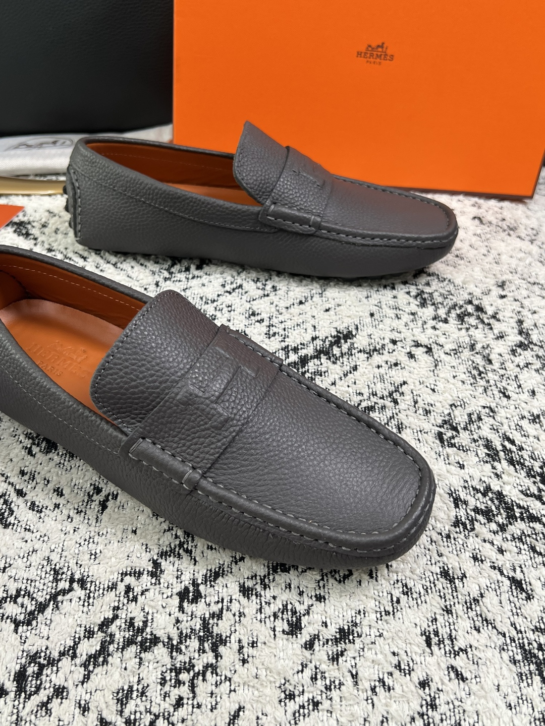Hermes  高品质  顶级工艺品  爱马仕 豆豆鞋专柜同步发售原厂配置，意大利进口原版牛皮面料，高品质拼接工艺，全进