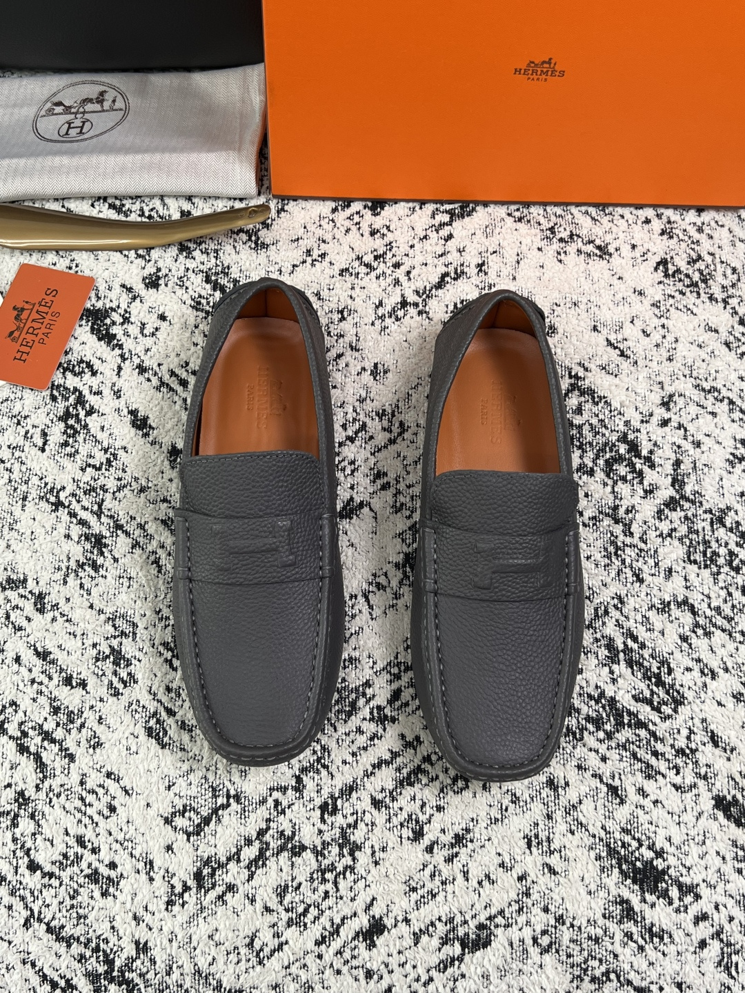 Hermes  高品质  顶级工艺品  爱马仕 豆豆鞋专柜同步发售原厂配置，意大利进口原版牛皮面料，高品质拼接工艺，全进