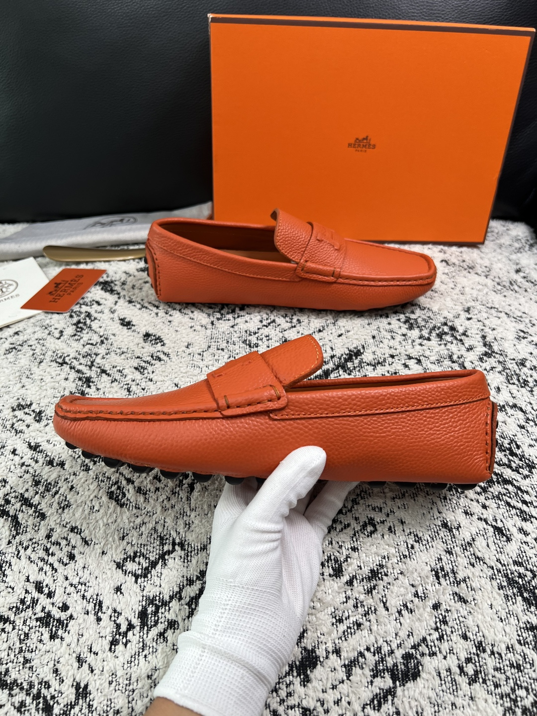 Hermes  高品质  顶级工艺品  爱马仕 豆豆鞋专柜同步发售原厂配置，意大利进口原版牛皮面料，高品质拼接工艺，全进
