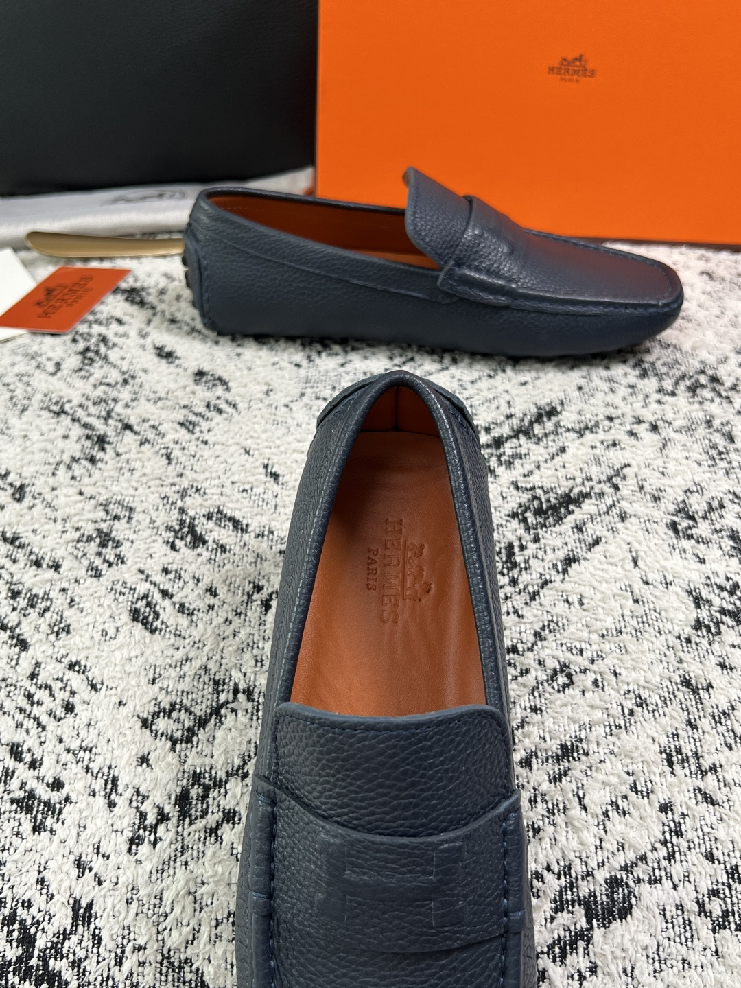 Hermes  高品质  顶级工艺品  爱马仕 豆豆鞋专柜同步发售原厂配置，意大利进口原版牛皮面料，高品质拼接工艺，全进
