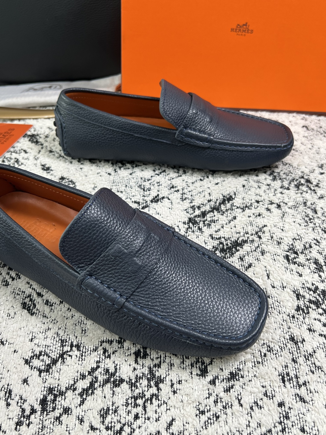 Hermes  高品质  顶级工艺品  爱马仕 豆豆鞋专柜同步发售原厂配置，意大利进口原版牛皮面料，高品质拼接工艺，全进