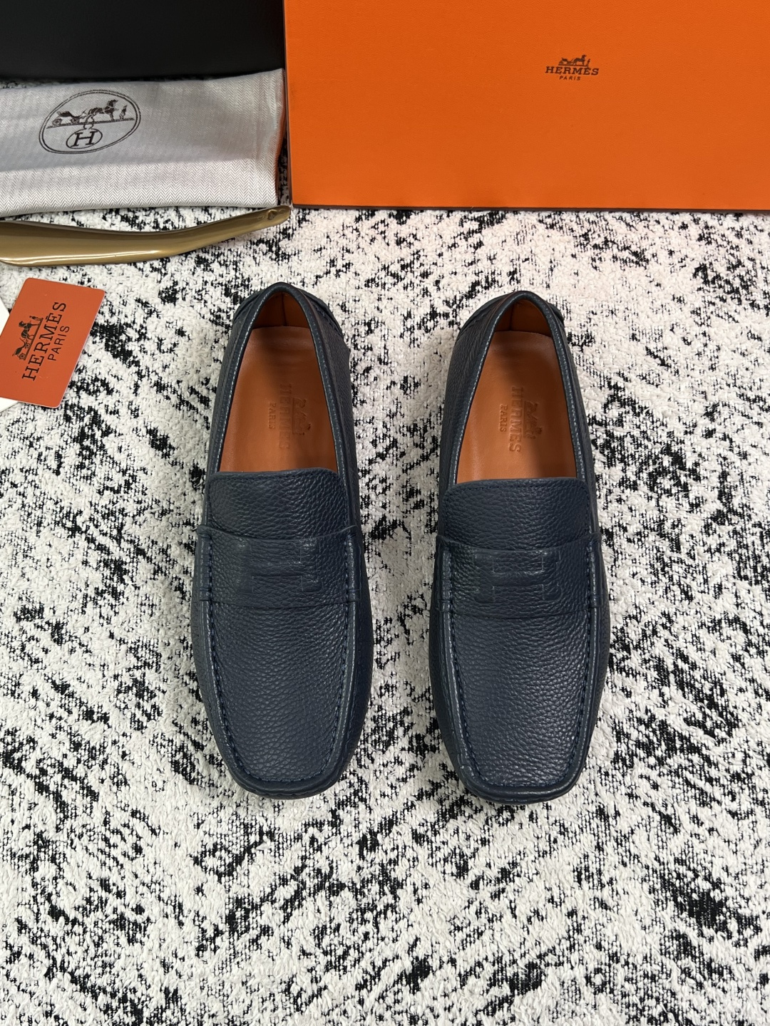 Hermes  高品质  顶级工艺品  爱马仕 豆豆鞋专柜同步发售原厂配置，意大利进口原版牛皮面料，高品质拼接工艺，全进