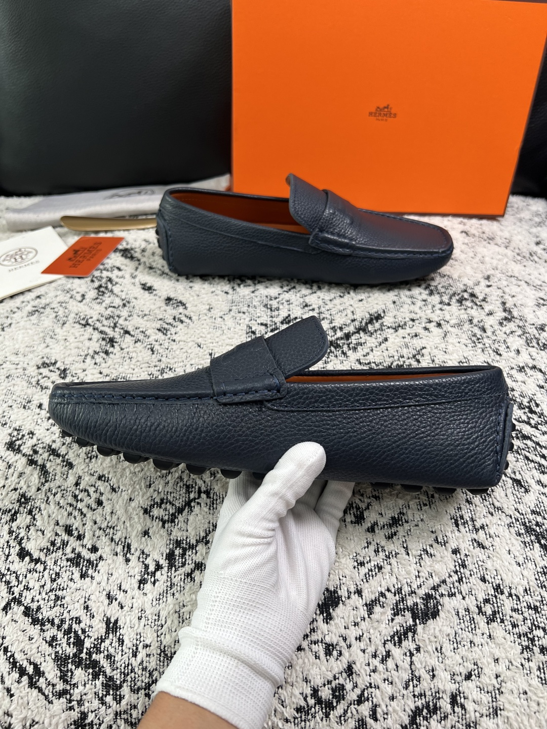 Hermes  高品质  顶级工艺品  爱马仕 豆豆鞋专柜同步发售原厂配置，意大利进口原版牛皮面料，高品质拼接工艺，全进