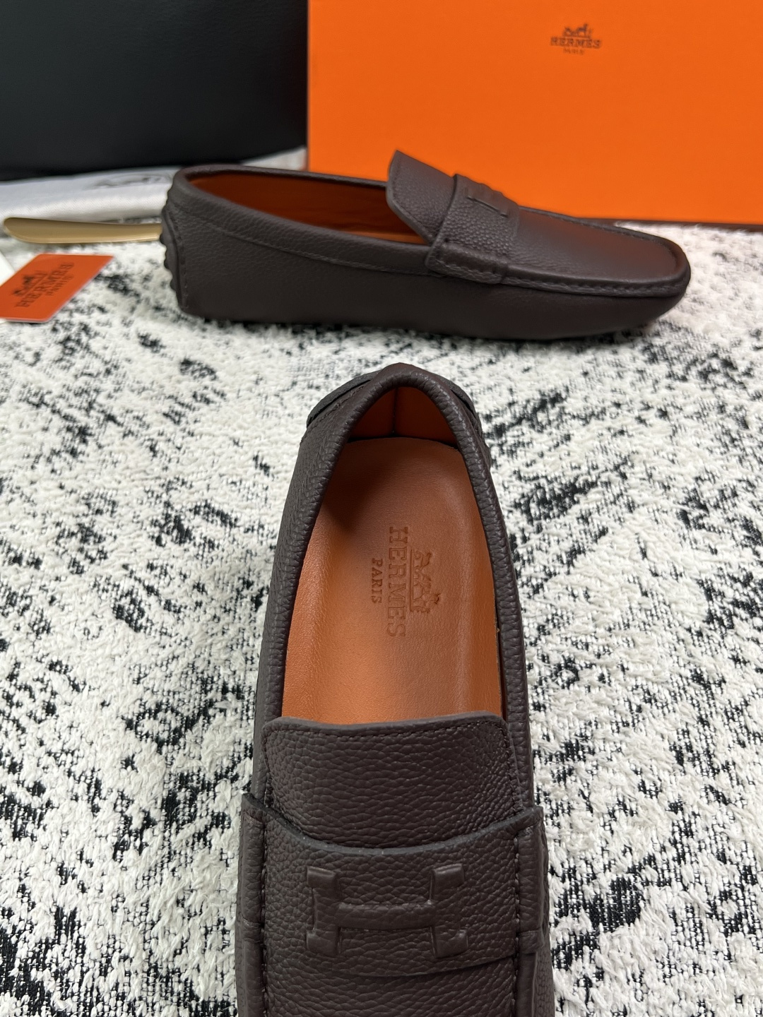 Hermes  高品质  顶级工艺品  爱马仕 豆豆鞋专柜同步发售原厂配置，意大利进口原版牛皮面料，高品质拼接工艺，全进
