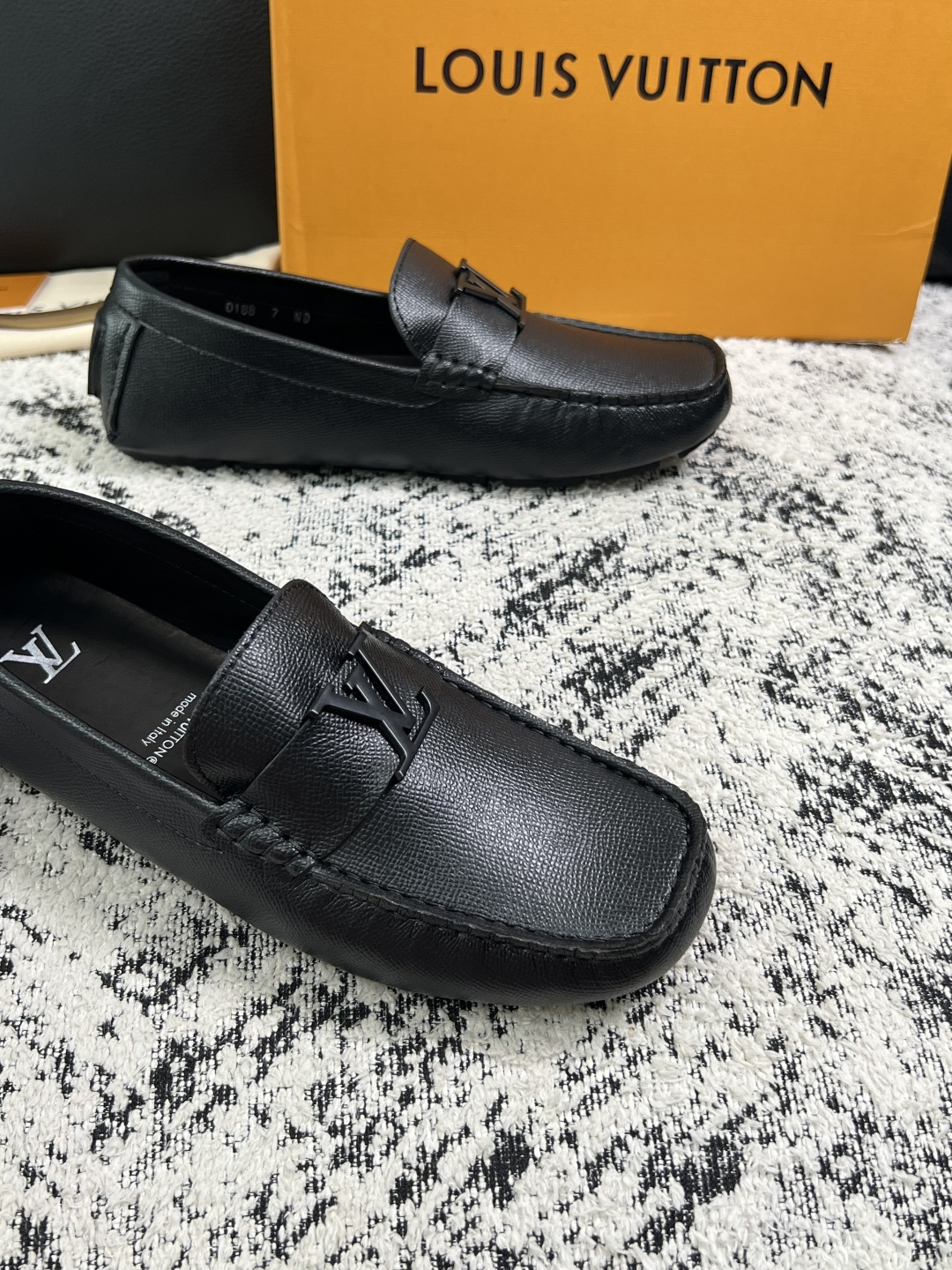 Lv  高品质  顶级工艺品  路易威登，豆豆鞋专柜同步，鞋面意大利进口，高品质拼接缤纷色彩复杂工艺品，进口牛皮里垫柔软