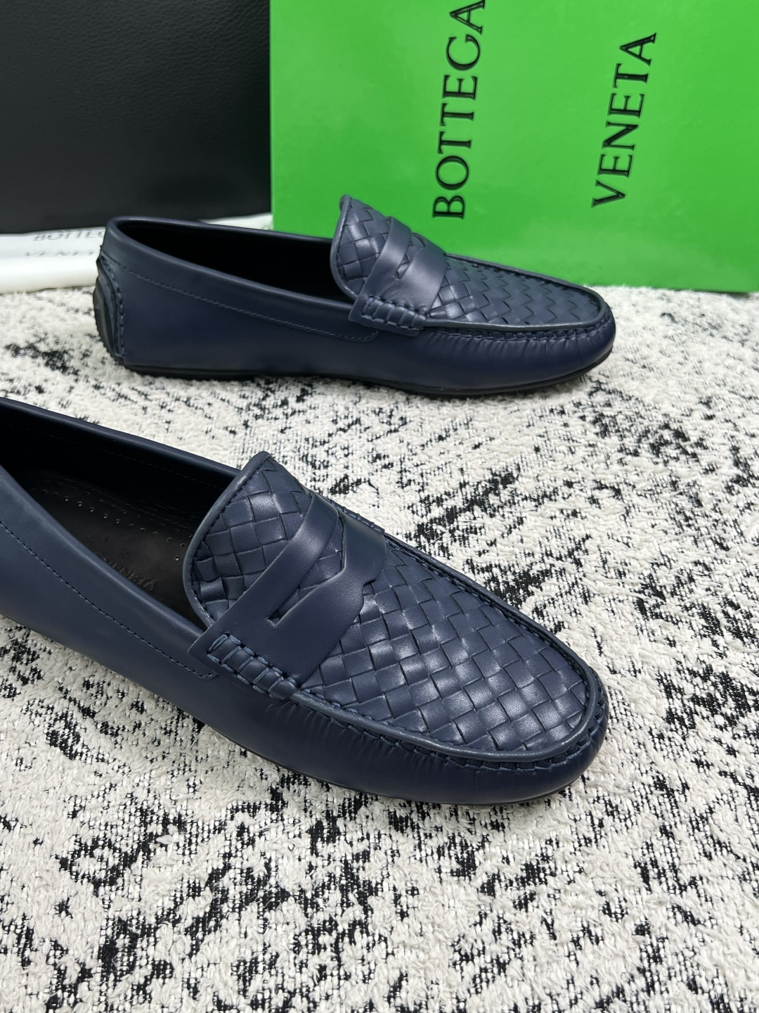 BOTTEGA  VENETA  高品质  顶级工艺品   葆蝶家 豆豆豆专柜同步，鞋面意大利进口编织牛皮面料，透气牛皮