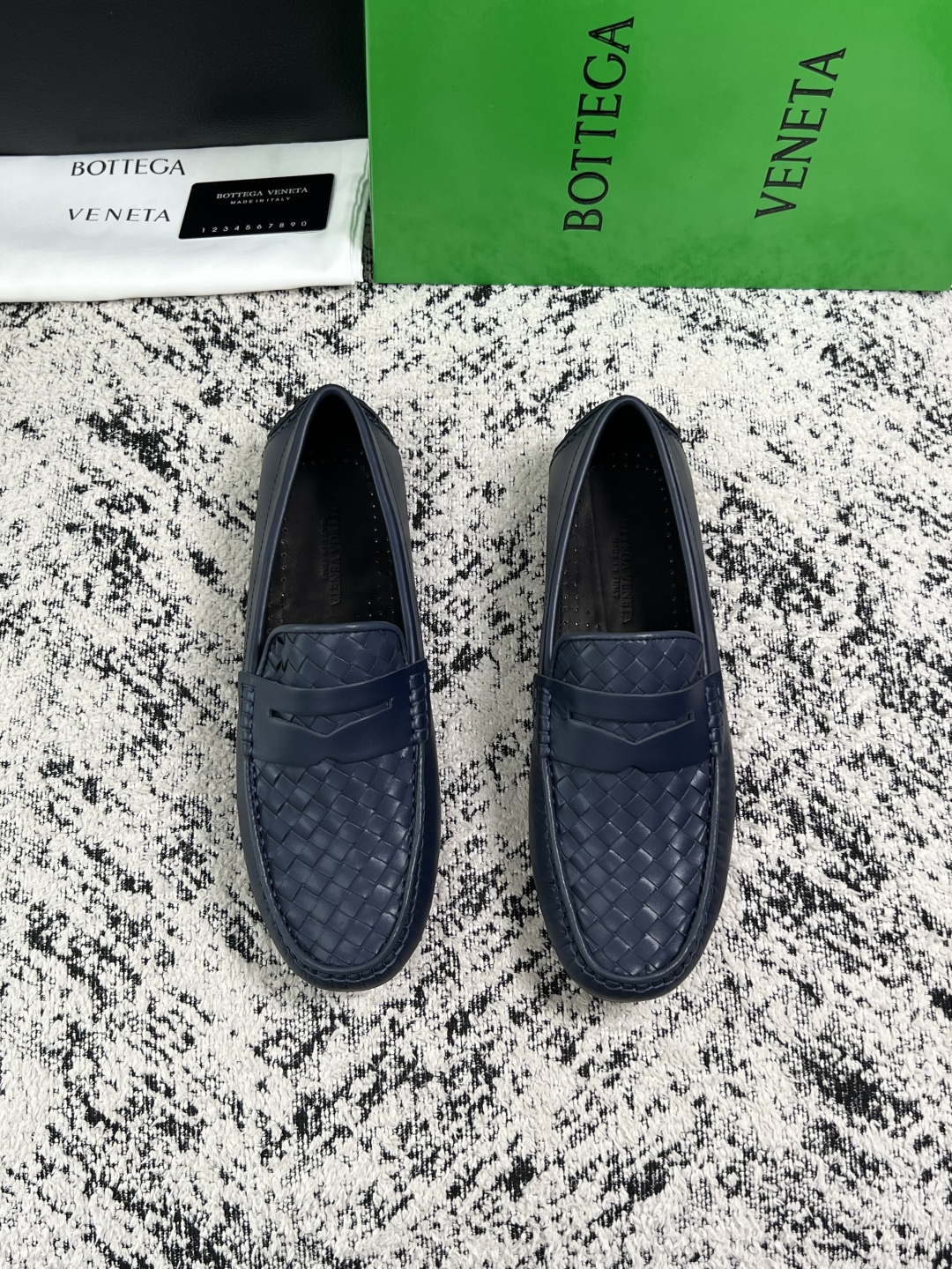 BOTTEGA  VENETA  高品质  顶级工艺品   葆蝶家 豆豆豆专柜同步，鞋面意大利进口编织牛皮面料，透气牛皮