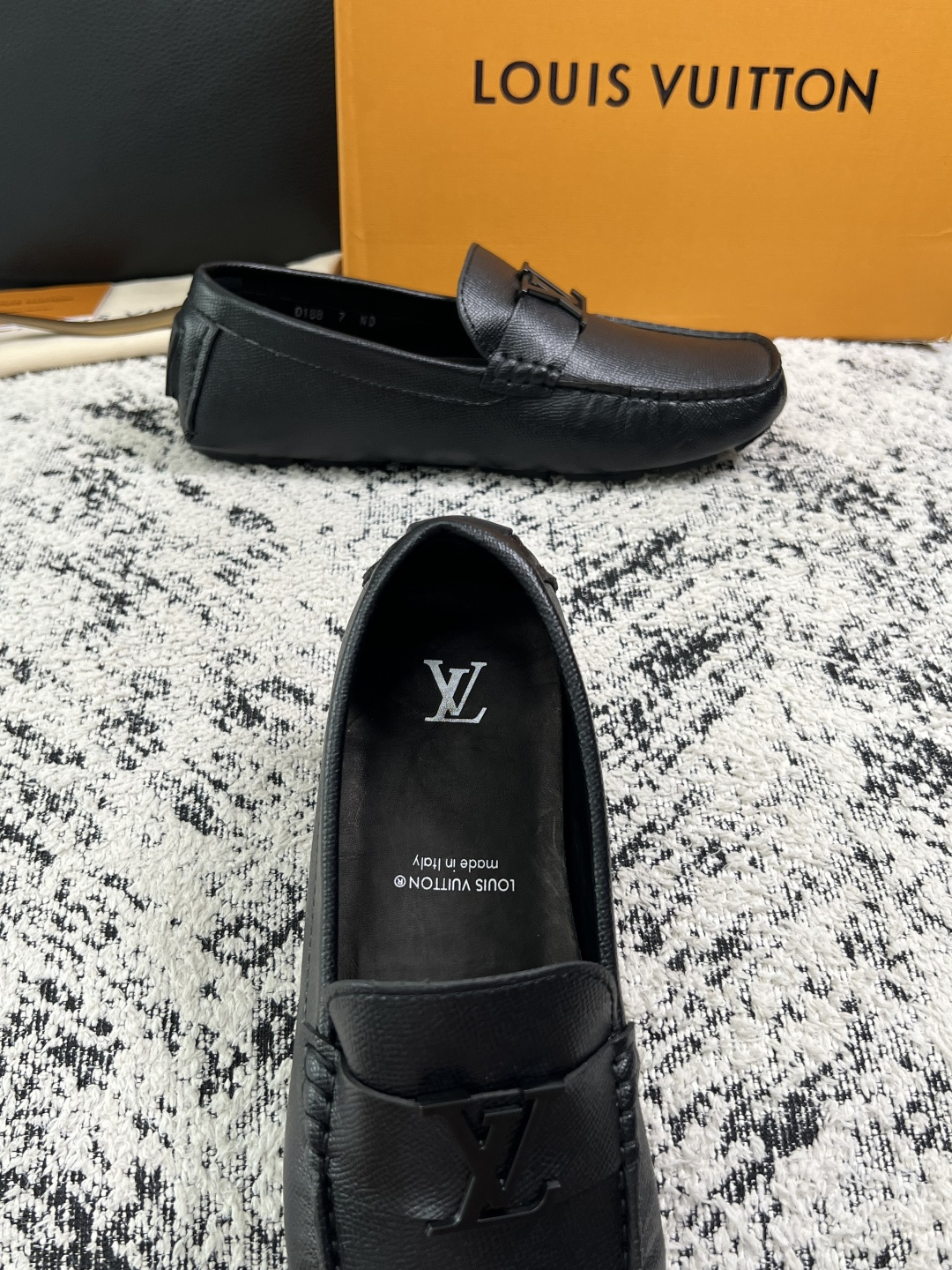 Lv  高品质  顶级工艺品  路易威登，豆豆鞋专柜同步，鞋面意大利进口，高品质拼接缤纷色彩复杂工艺品，进口牛皮里垫柔软