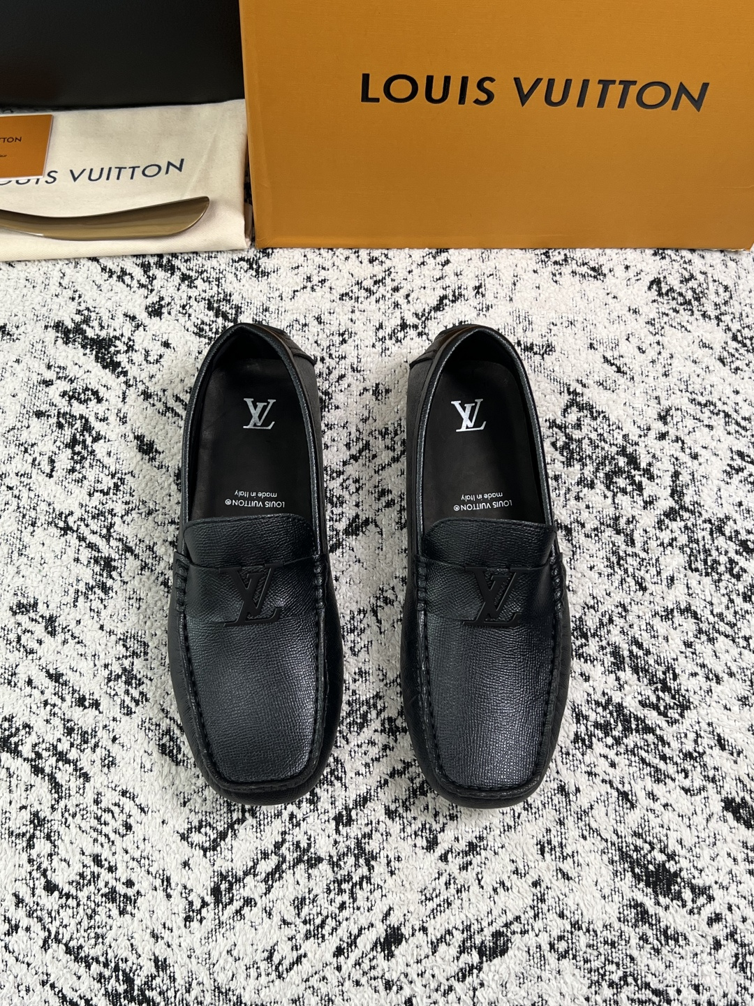 Lv  高品质  顶级工艺品  路易威登，豆豆鞋专柜同步，鞋面意大利进口，高品质拼接缤纷色彩复杂工艺品，进口牛皮里垫柔软