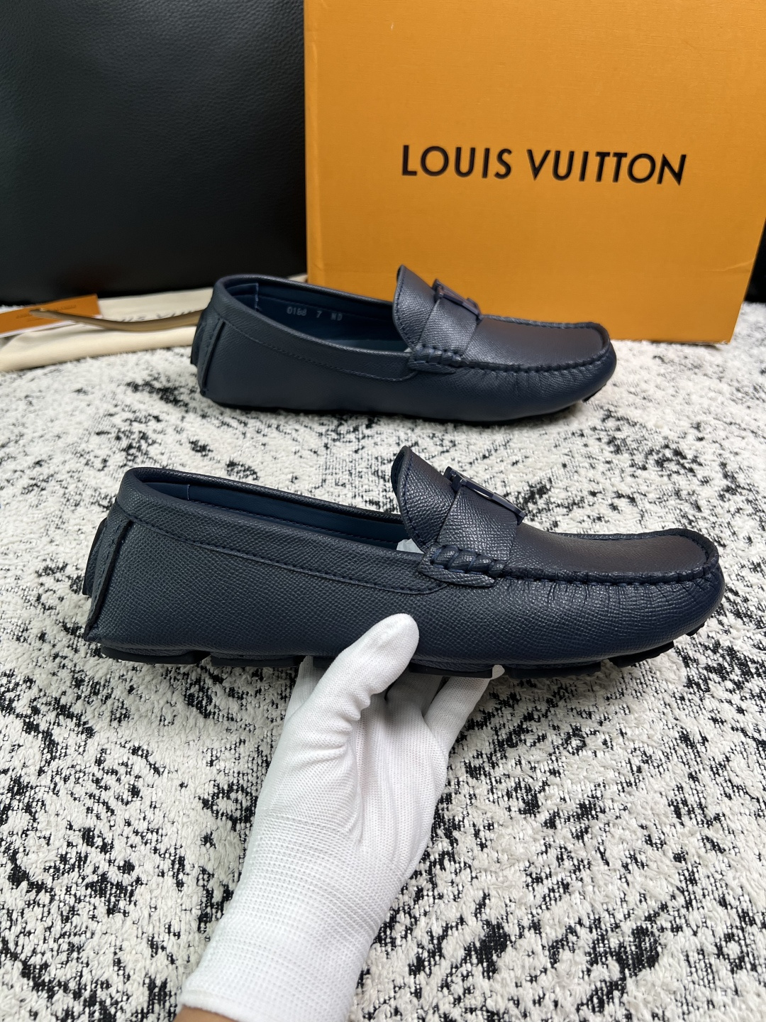 Lv  高品质  顶级工艺品  路易威登，豆豆鞋专柜同步，鞋面意大利进口，高品质拼接缤纷色彩复杂工艺品，进口牛皮里垫柔软
