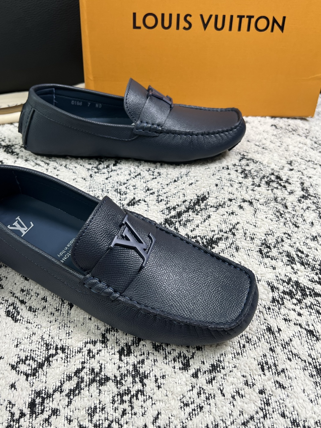 Lv  高品质  顶级工艺品  路易威登，豆豆鞋专柜同步，鞋面意大利进口，高品质拼接缤纷色彩复杂工艺品，进口牛皮里垫柔软