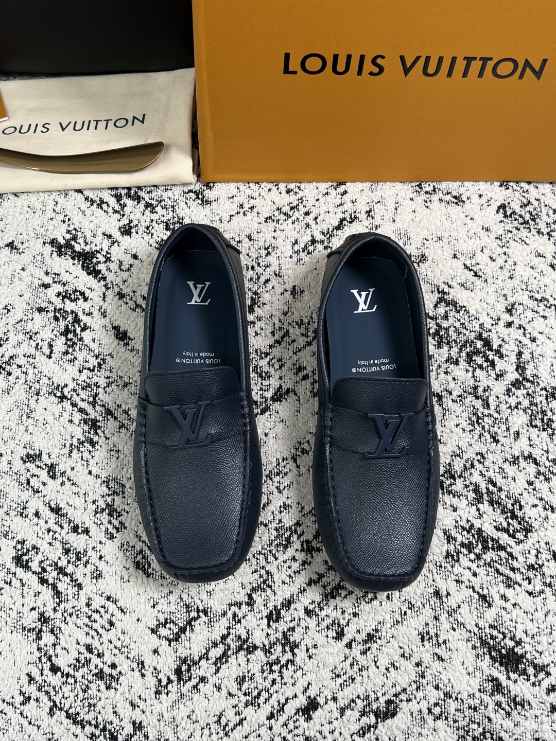 Lv  高品质  顶级工艺品  路易威登，豆豆鞋专柜同步，鞋面意大利进口，高品质拼接缤纷色彩复杂工艺品，进口牛皮里垫柔软