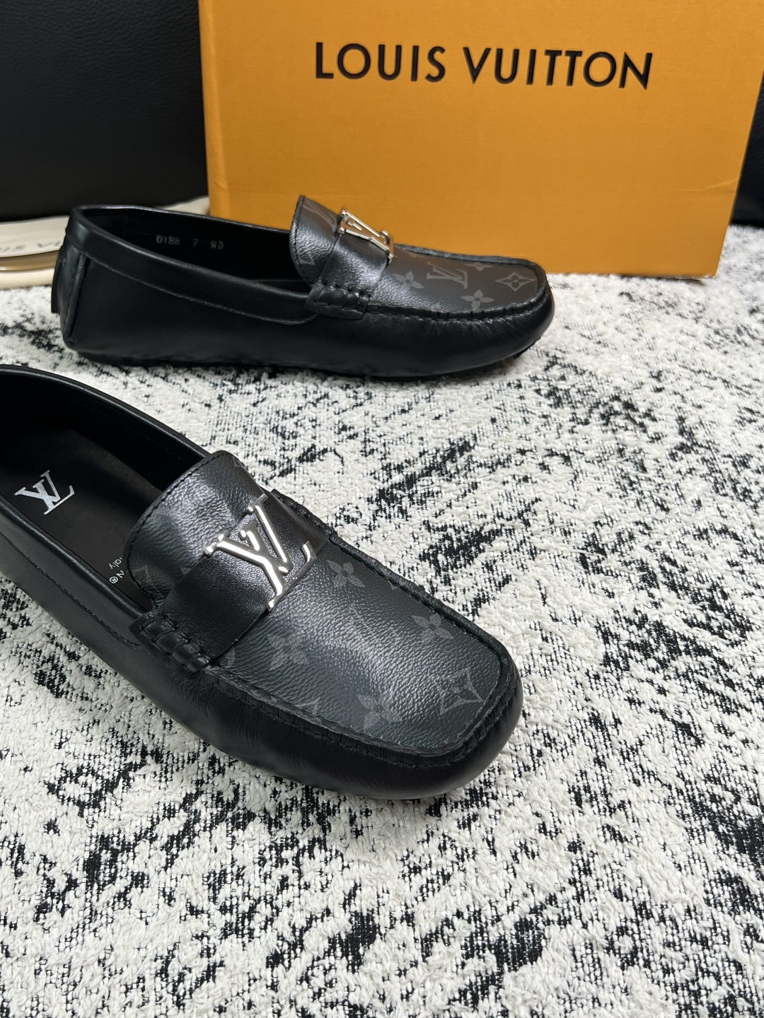 Lv  高品质  顶级工艺品  路易威登，豆豆鞋专柜同步，鞋面意大利进口，高品质拼接缤纷色彩复杂工艺品，进口牛皮里垫柔软
