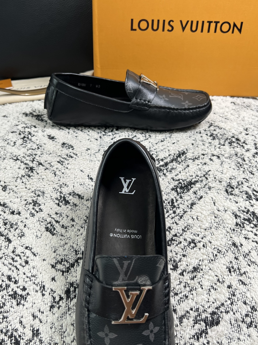 Lv  高品质  顶级工艺品  路易威登，豆豆鞋专柜同步，鞋面意大利进口，高品质拼接缤纷色彩复杂工艺品，进口牛皮里垫柔软