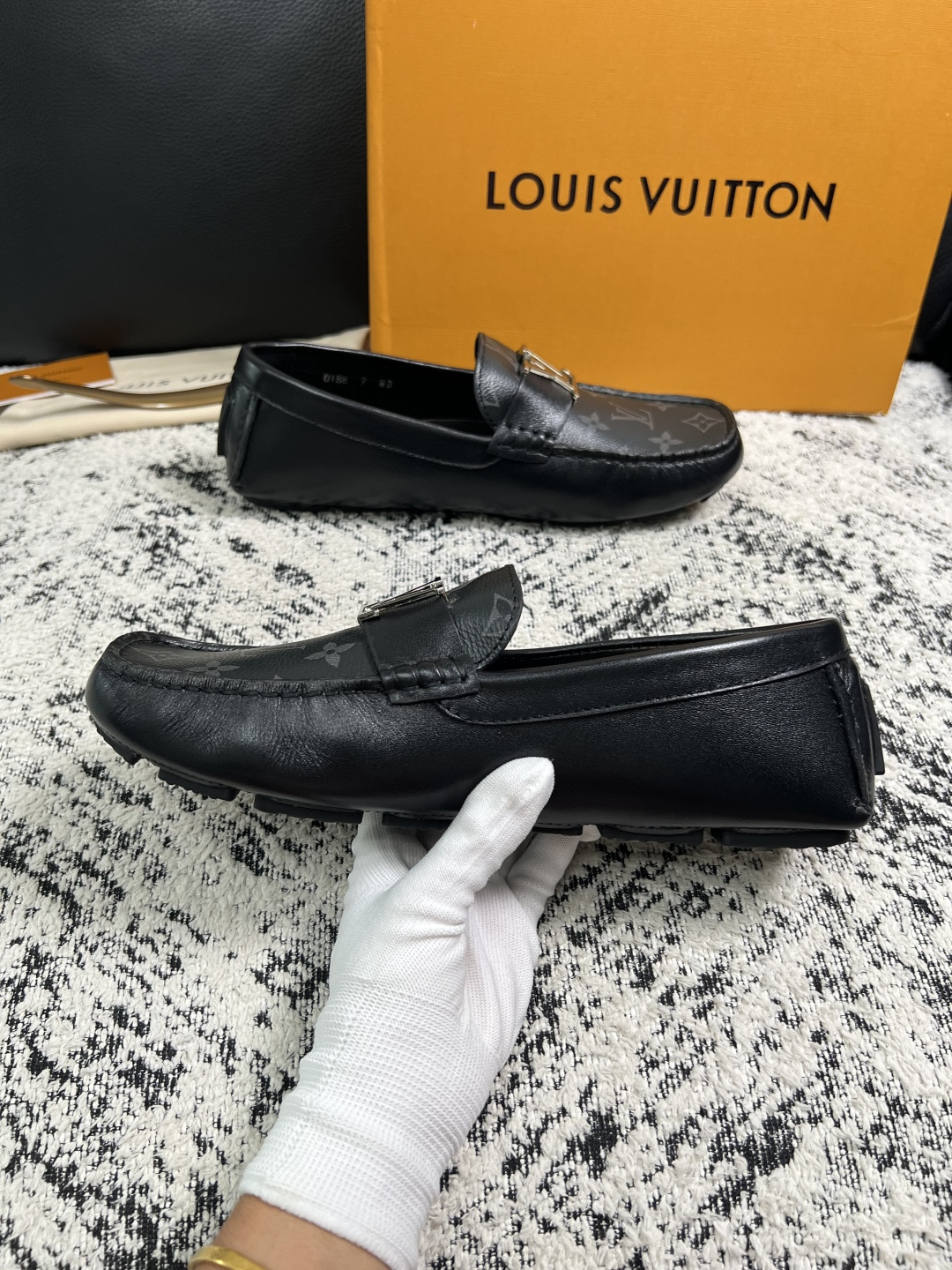 Lv  高品质  顶级工艺品  路易威登，豆豆鞋专柜同步，鞋面意大利进口，高品质拼接缤纷色彩复杂工艺品，进口牛皮里垫柔软