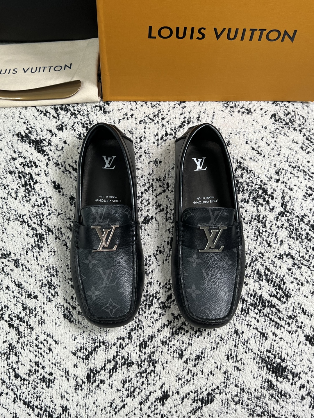 Lv  高品质  顶级工艺品  路易威登，豆豆鞋专柜同步，鞋面意大利进口，高品质拼接缤纷色彩复杂工艺品，进口牛皮里垫柔软