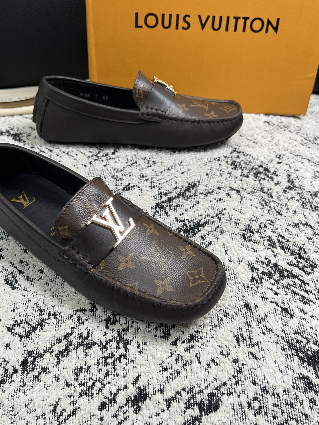 Lv  高品质  顶级工艺品  路易威登，豆豆鞋专柜同步，鞋面意大利进口，高品质拼接缤纷色彩复杂工艺品，进口牛皮里垫柔软