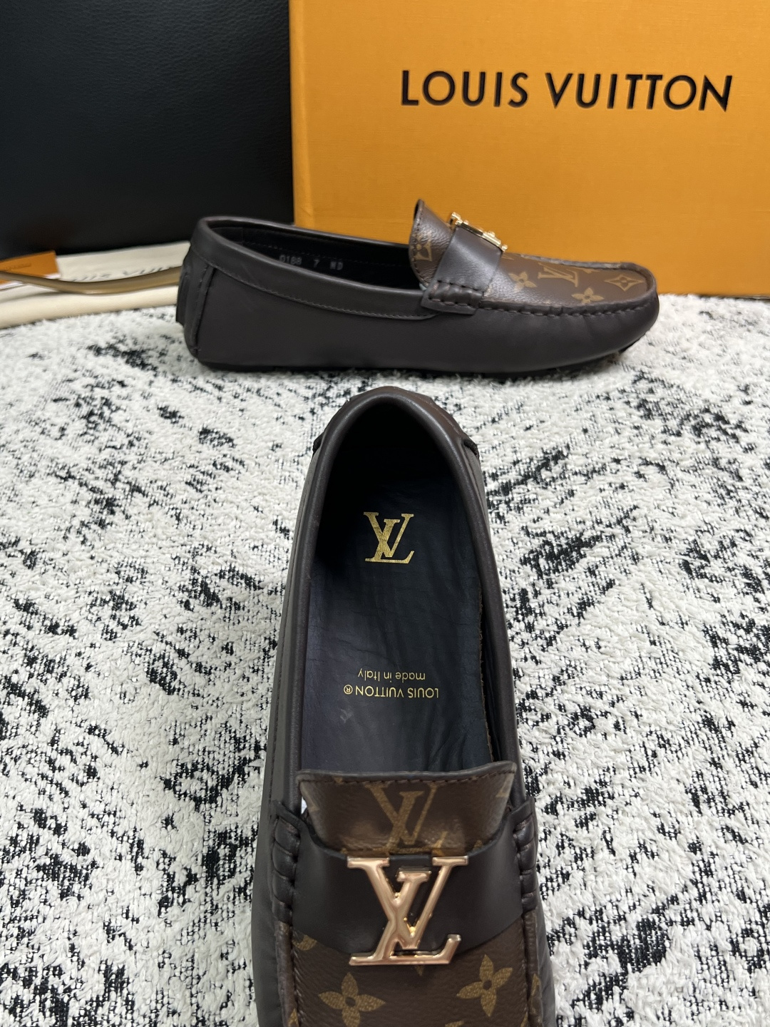 Lv  高品质  顶级工艺品  路易威登，豆豆鞋专柜同步，鞋面意大利进口，高品质拼接缤纷色彩复杂工艺品，进口牛皮里垫柔软