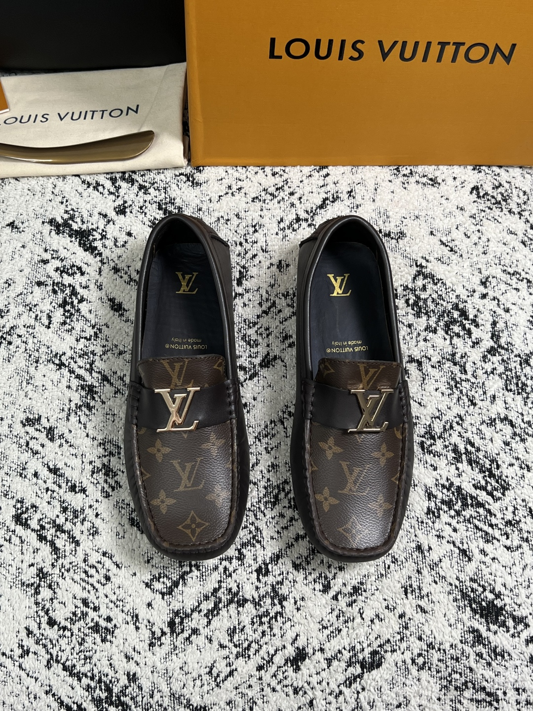 Lv  高品质  顶级工艺品  路易威登，豆豆鞋专柜同步，鞋面意大利进口，高品质拼接缤纷色彩复杂工艺品，进口牛皮里垫柔软