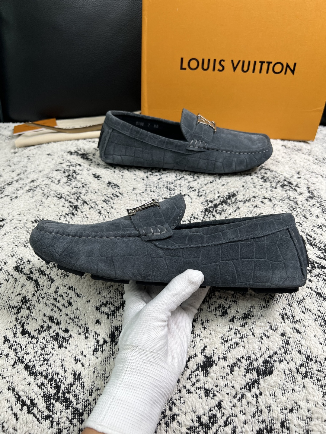 Lv  高品质  顶级工艺品  路易威登，豆豆鞋专柜同步，鞋面意大利进口，高品质拼接缤纷色彩复杂工艺品，进口牛皮里垫柔软