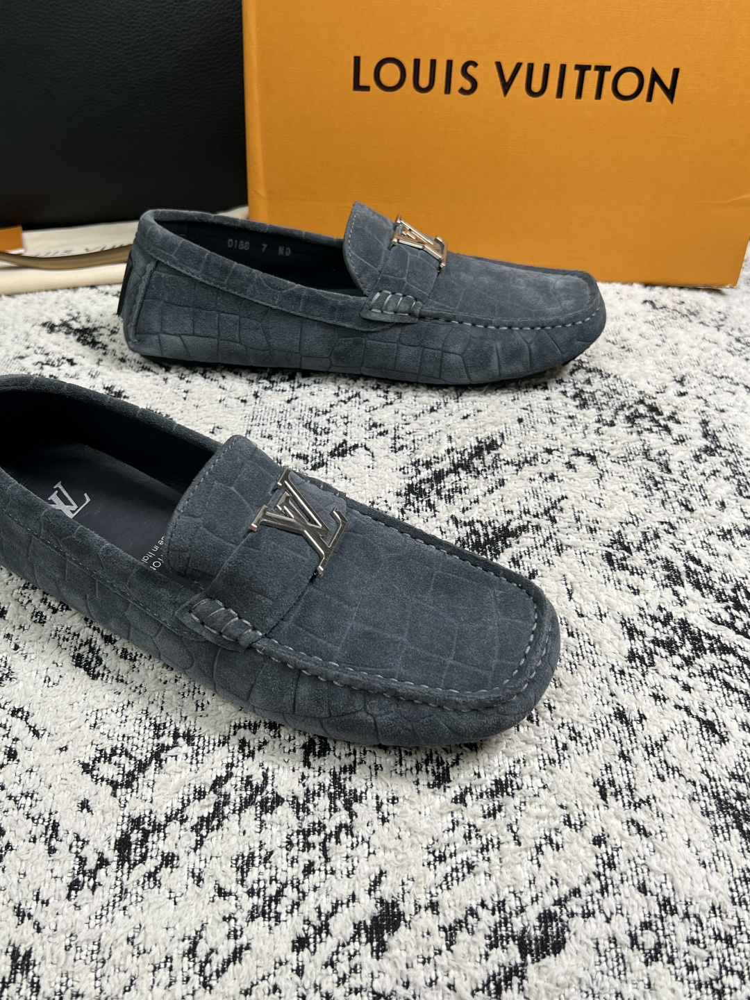 Lv  高品质  顶级工艺品  路易威登，豆豆鞋专柜同步，鞋面意大利进口，高品质拼接缤纷色彩复杂工艺品，进口牛皮里垫柔软
