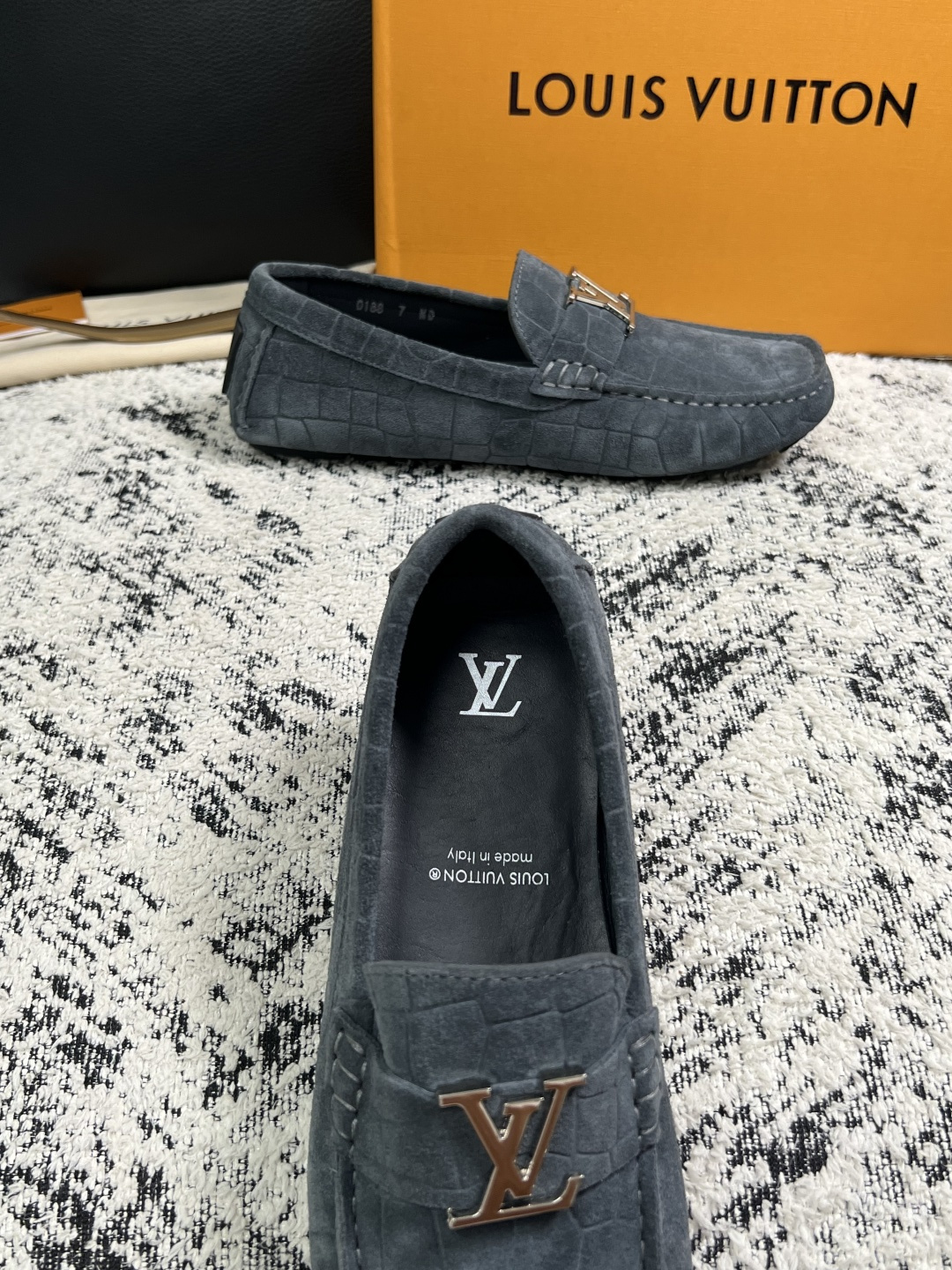 Lv  高品质  顶级工艺品  路易威登，豆豆鞋专柜同步，鞋面意大利进口，高品质拼接缤纷色彩复杂工艺品，进口牛皮里垫柔软