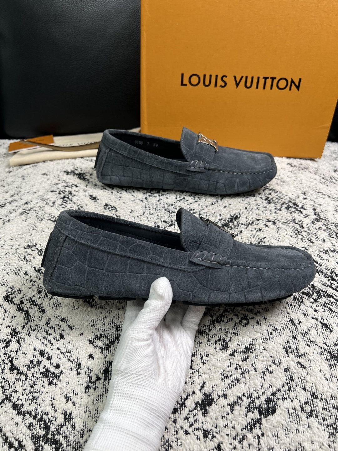 Lv  高品质  顶级工艺品  路易威登，豆豆鞋专柜同步，鞋面意大利进口，高品质拼接缤纷色彩复杂工艺品，进口牛皮里垫柔软