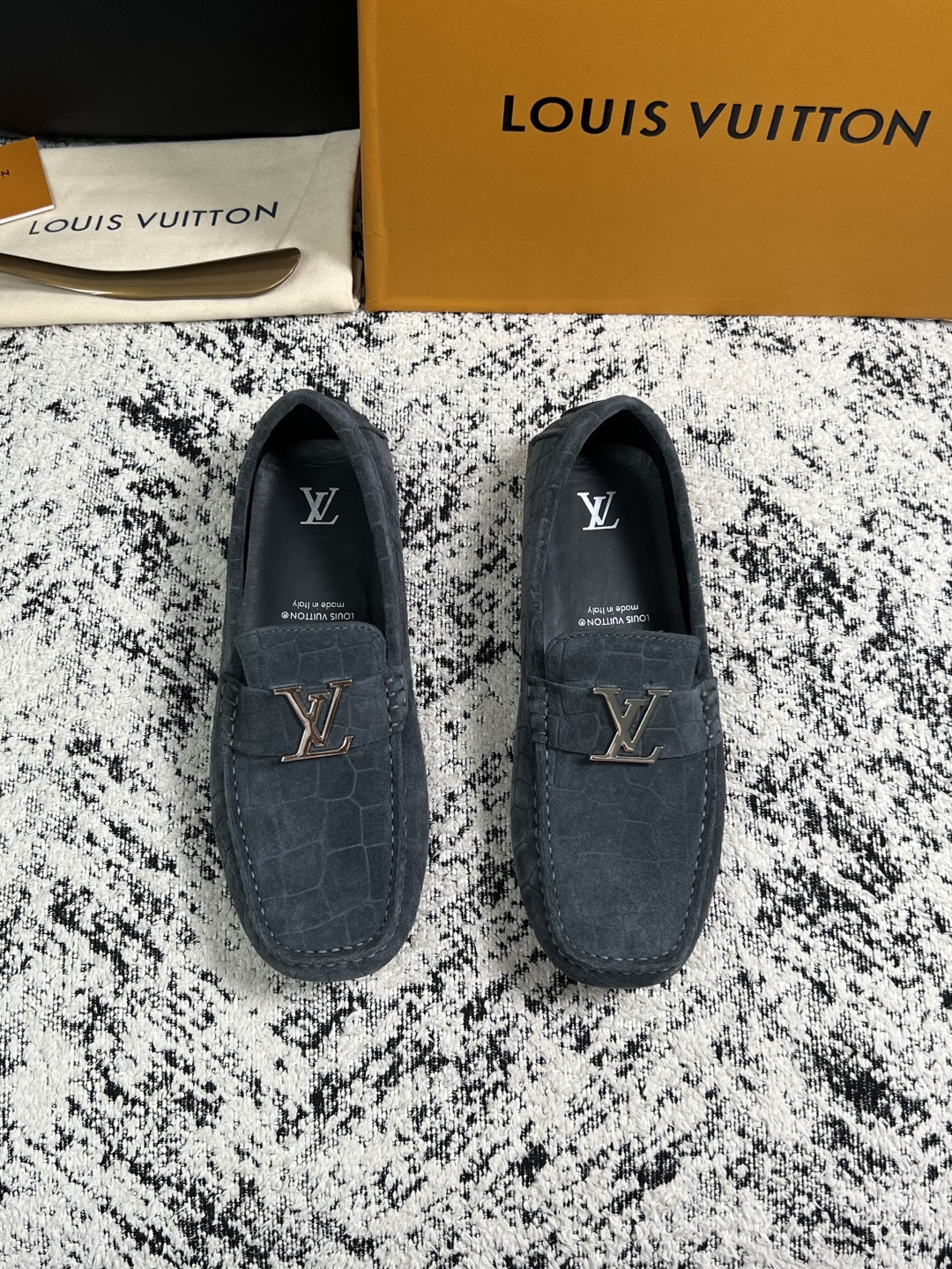 Lv  高品质  顶级工艺品  路易威登，豆豆鞋专柜同步，鞋面意大利进口，高品质拼接缤纷色彩复杂工艺品，进口牛皮里垫柔软