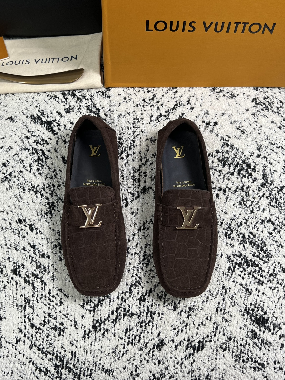 Lv  高品质  顶级工艺品  路易威登，豆豆鞋专柜同步，鞋面意大利进口，高品质拼接缤纷色彩复杂工艺品，进口牛皮里垫柔软