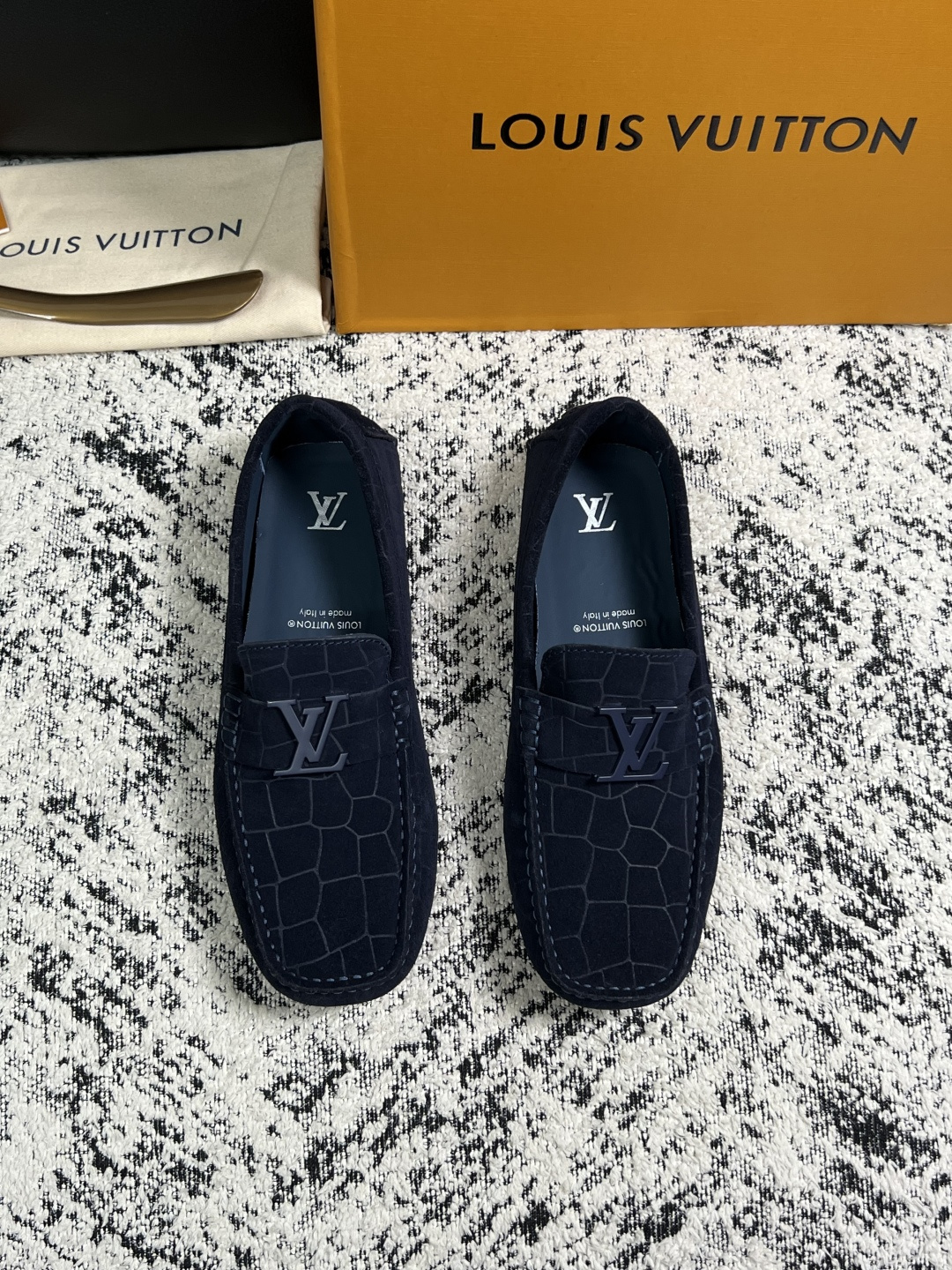 Lv  高品质  顶级工艺品  路易威登，豆豆鞋专柜同步，鞋面意大利进口，高品质拼接缤纷色彩复杂工艺品，进口牛皮里垫柔软