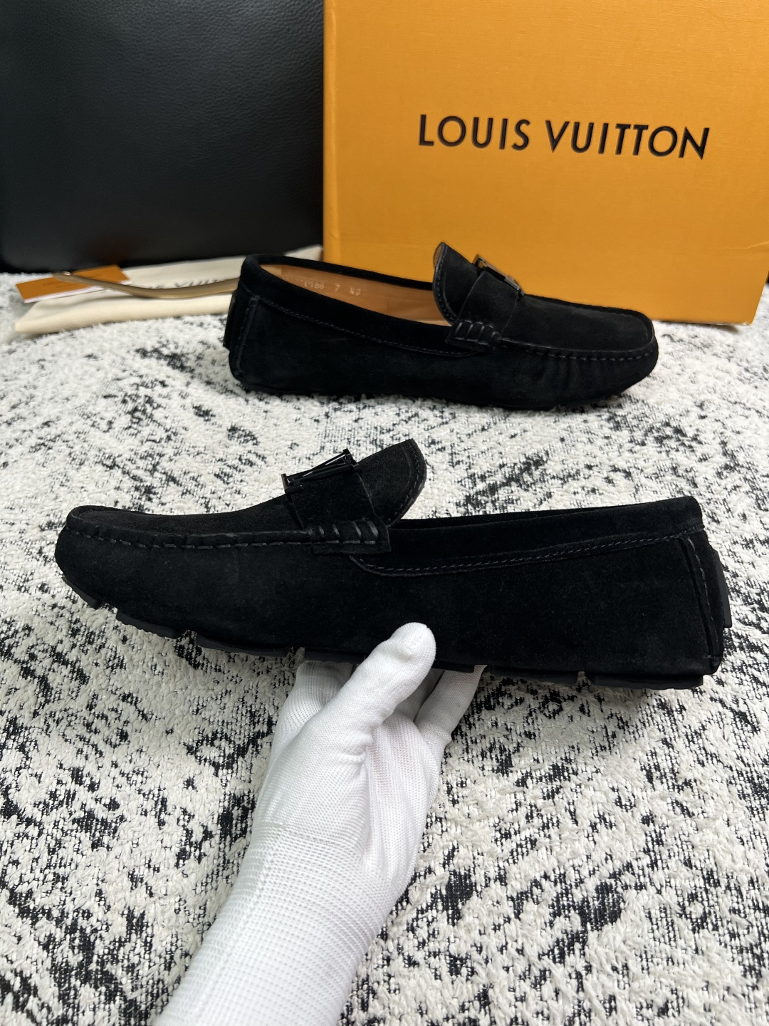 Lv  高品质  顶级工艺品  路易威登，豆豆鞋专柜同步，鞋面意大利进口，高品质拼接缤纷色彩复杂工艺品，进口牛皮里垫柔软