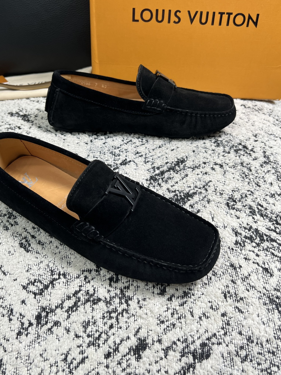 Lv  高品质  顶级工艺品  路易威登，豆豆鞋专柜同步，鞋面意大利进口，高品质拼接缤纷色彩复杂工艺品，进口牛皮里垫柔软