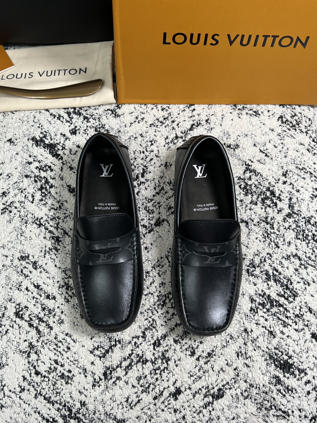 Lv  高品质  顶级工艺品  路易威登，豆豆鞋专柜同步，鞋面意大利进口，高品质拼接缤纷色彩复杂工艺品，进口牛皮里垫柔软