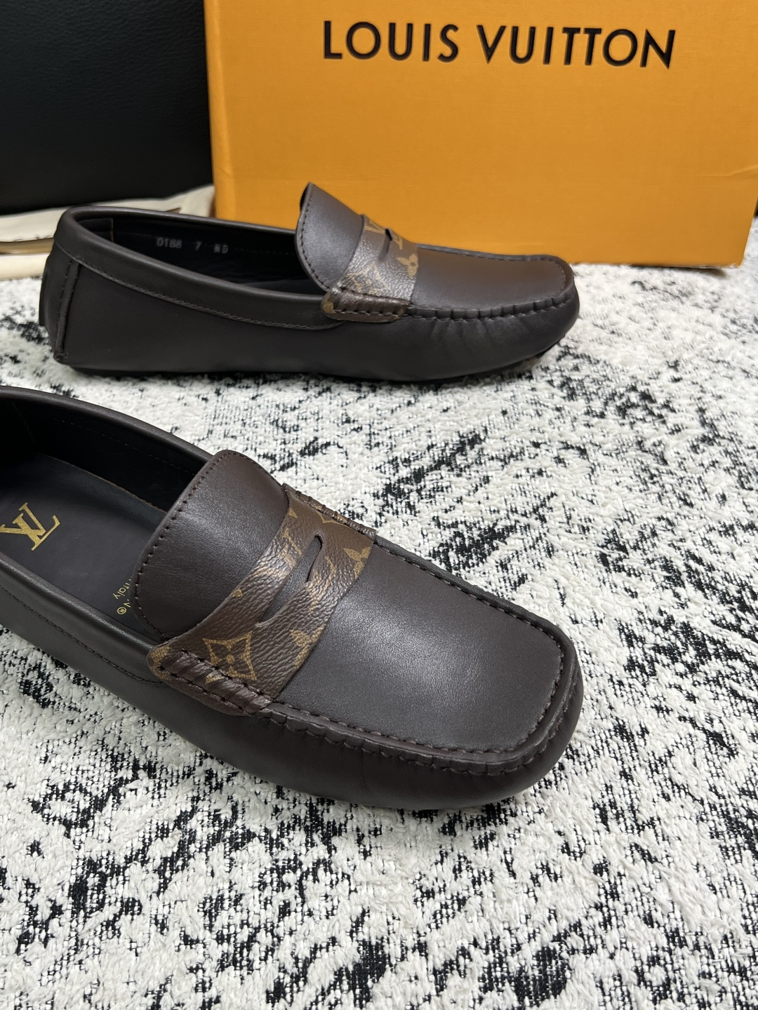 Lv  高品质  顶级工艺品  路易威登，豆豆鞋专柜同步，鞋面意大利进口，高品质拼接缤纷色彩复杂工艺品，进口牛皮里垫柔软