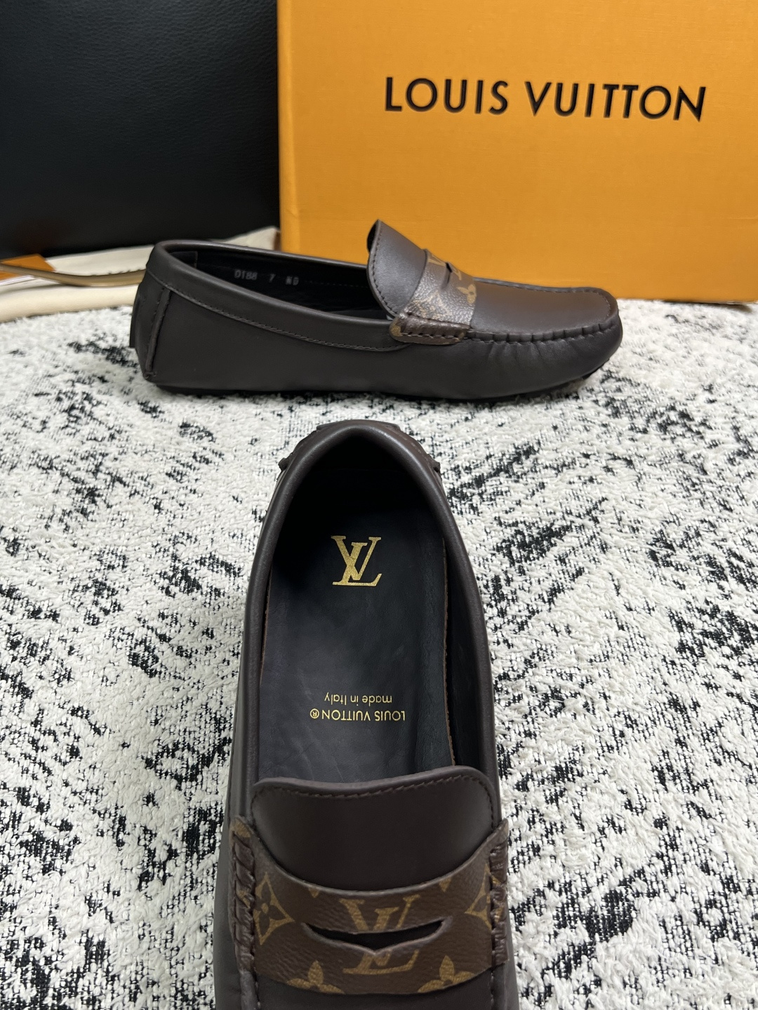 Lv  高品质  顶级工艺品  路易威登，豆豆鞋专柜同步，鞋面意大利进口，高品质拼接缤纷色彩复杂工艺品，进口牛皮里垫柔软