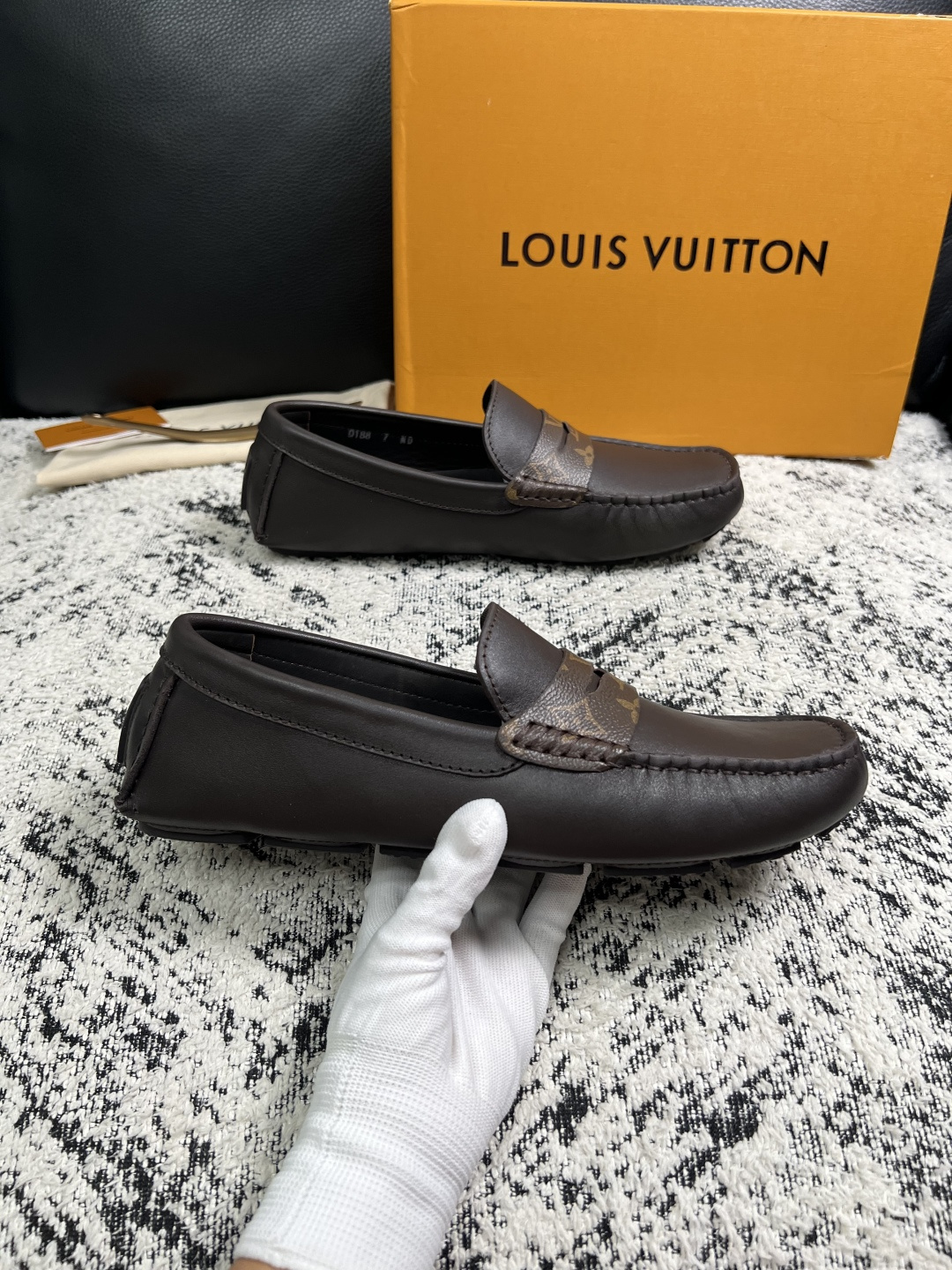 Lv  高品质  顶级工艺品  路易威登，豆豆鞋专柜同步，鞋面意大利进口，高品质拼接缤纷色彩复杂工艺品，进口牛皮里垫柔软