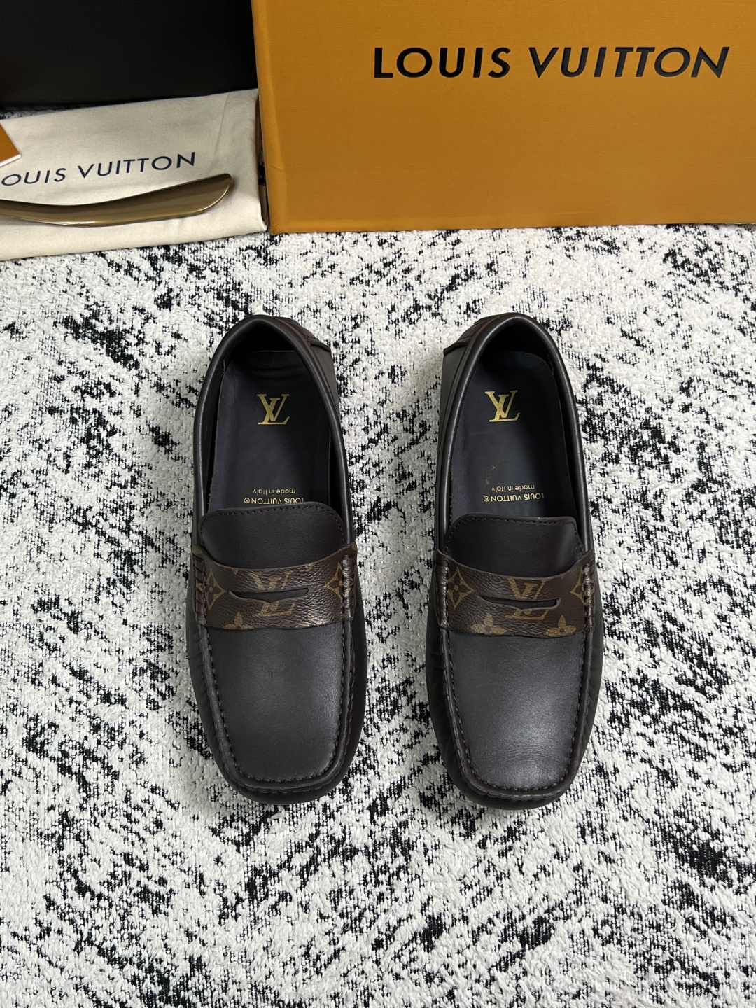 Lv  高品质  顶级工艺品  路易威登，豆豆鞋专柜同步，鞋面意大利进口，高品质拼接缤纷色彩复杂工艺品，进口牛皮里垫柔软