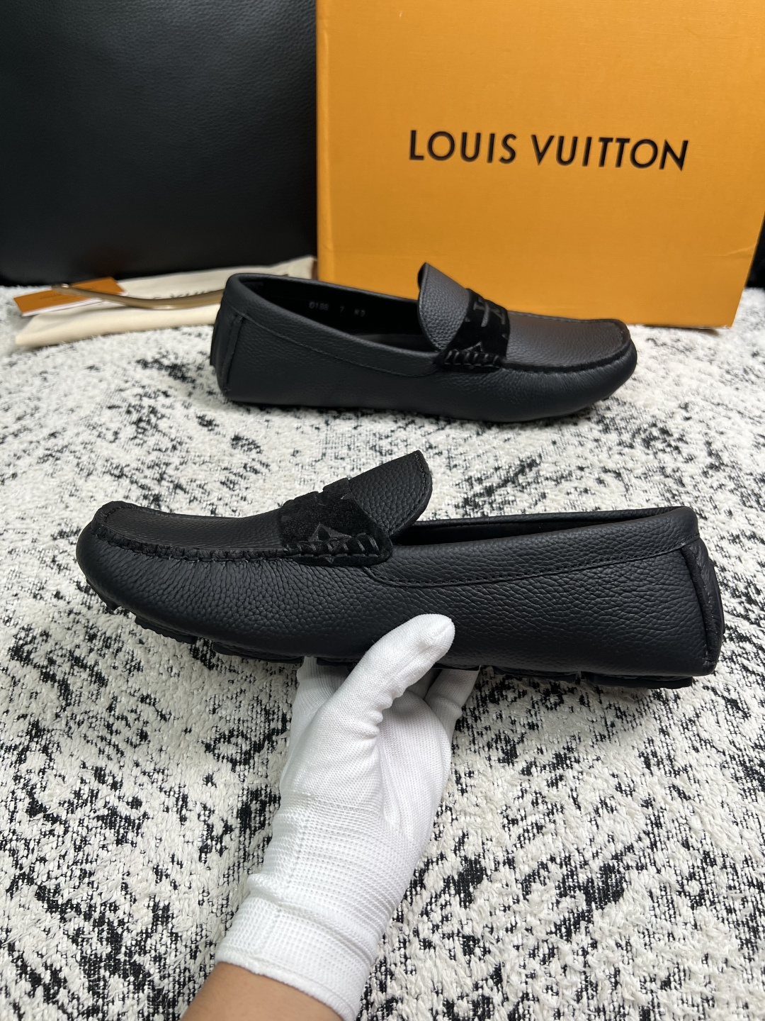 Lv  高品质  顶级工艺品  路易威登，豆豆鞋专柜同步，鞋面意大利进口，高品质拼接缤纷色彩复杂工艺品，进口牛皮里垫柔软