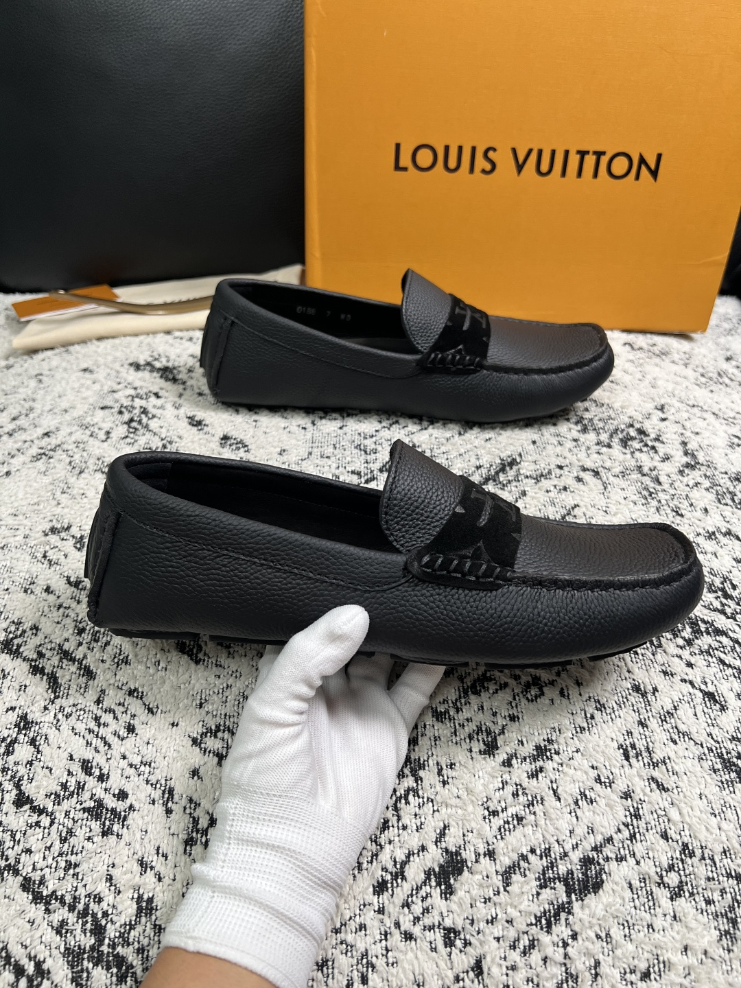 Lv  高品质  顶级工艺品  路易威登，豆豆鞋专柜同步，鞋面意大利进口，高品质拼接缤纷色彩复杂工艺品，进口牛皮里垫柔软