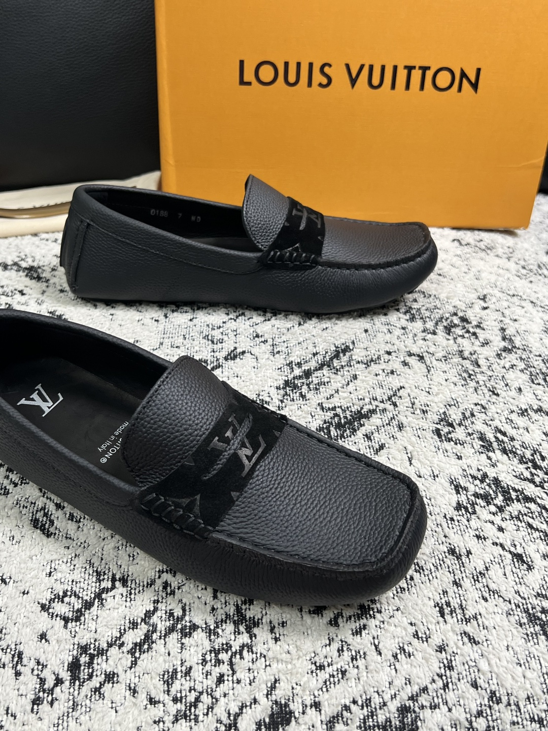 Lv  高品质  顶级工艺品  路易威登，豆豆鞋专柜同步，鞋面意大利进口，高品质拼接缤纷色彩复杂工艺品，进口牛皮里垫柔软