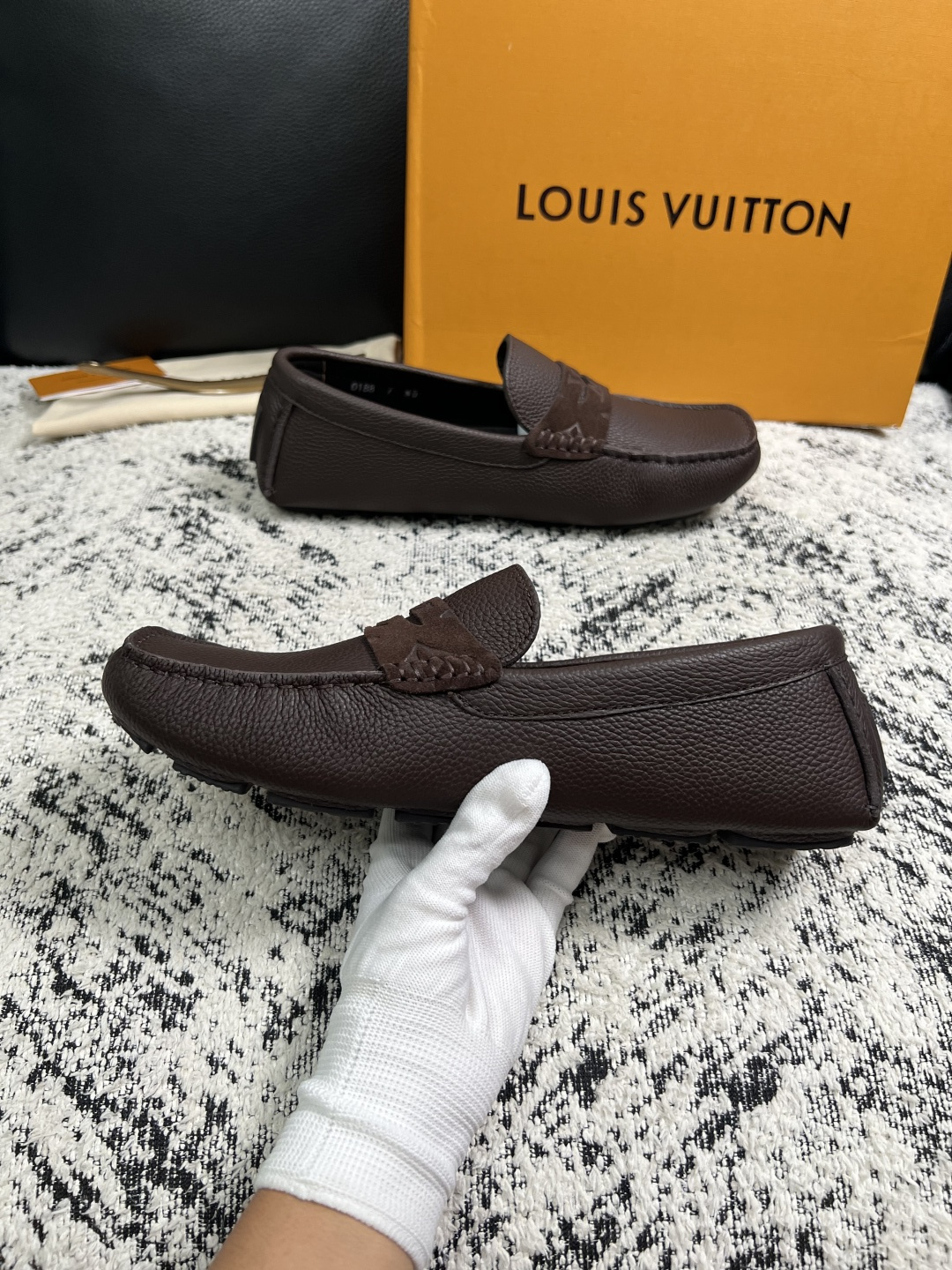 Lv  高品质  顶级工艺品  路易威登，豆豆鞋专柜同步，鞋面意大利进口，高品质拼接缤纷色彩复杂工艺品，进口牛皮里垫柔软