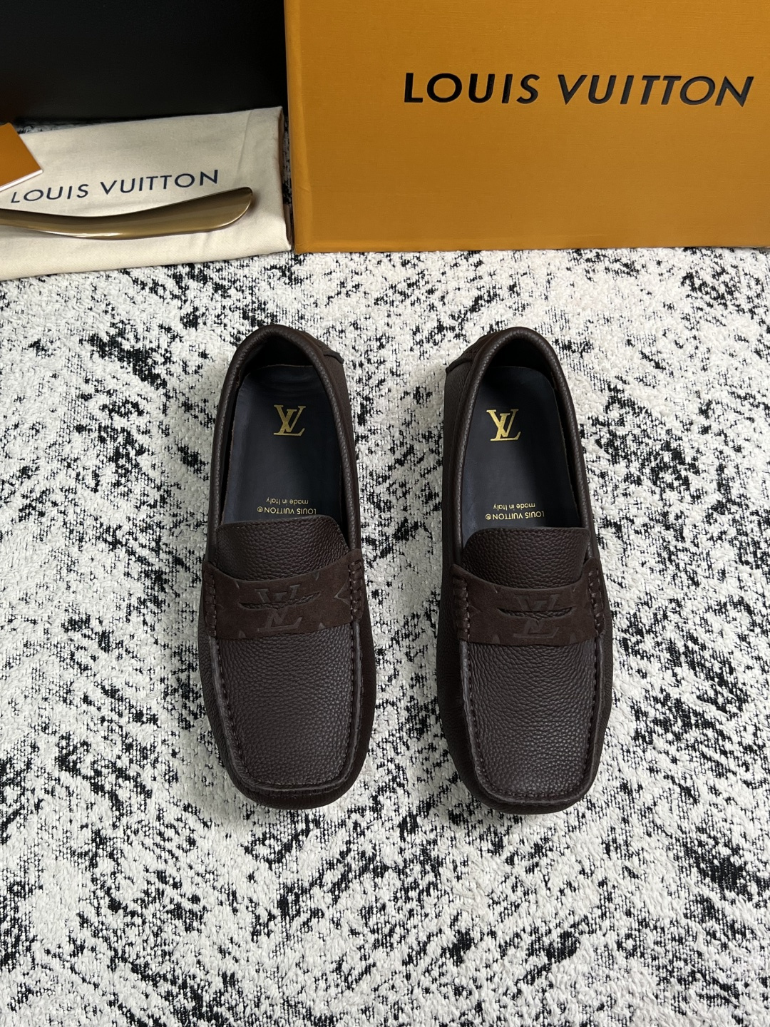 Lv  高品质  顶级工艺品  路易威登，豆豆鞋专柜同步，鞋面意大利进口，高品质拼接缤纷色彩复杂工艺品，进口牛皮里垫柔软