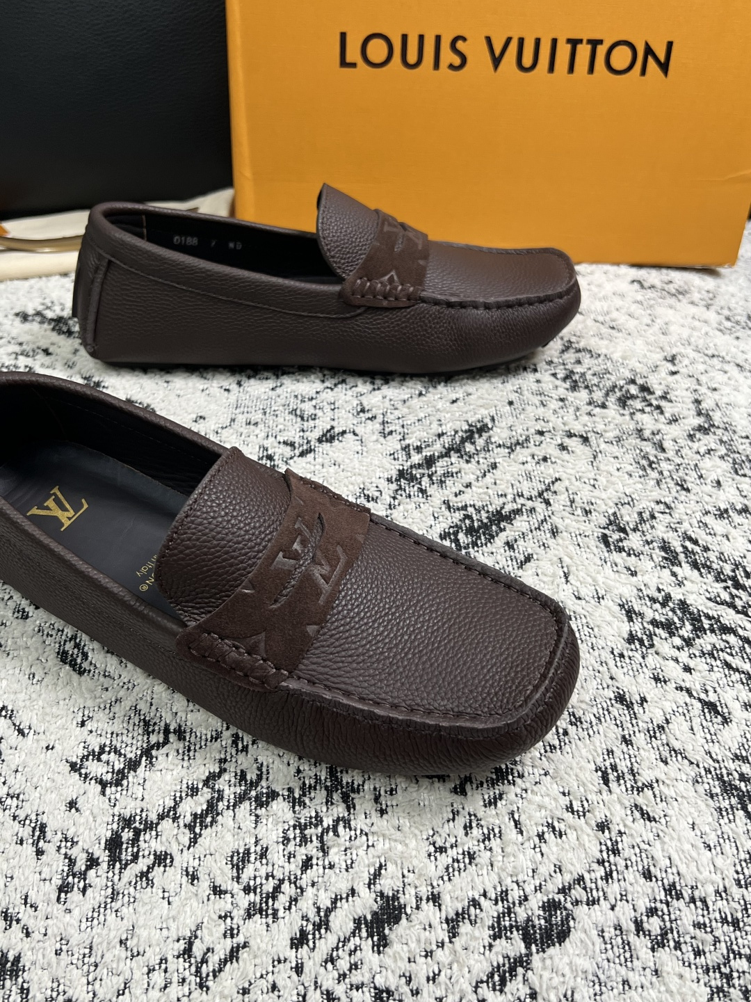 Lv  高品质  顶级工艺品  路易威登，豆豆鞋专柜同步，鞋面意大利进口，高品质拼接缤纷色彩复杂工艺品，进口牛皮里垫柔软