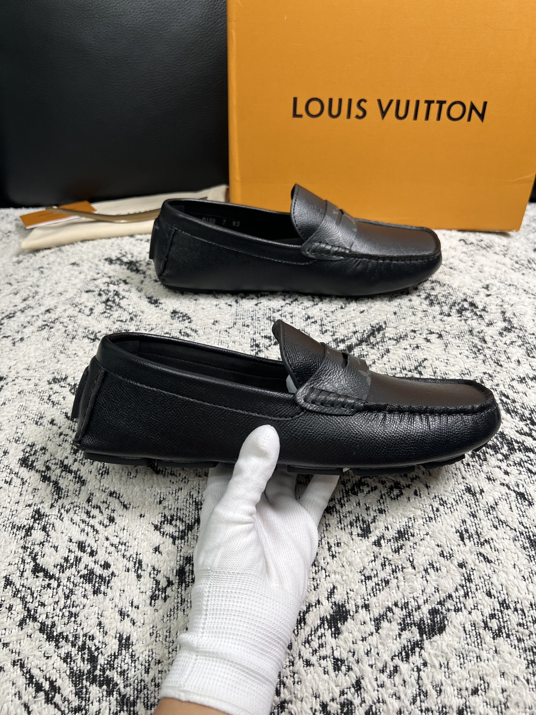 Lv  高品质  顶级工艺品  路易威登，豆豆鞋专柜同步，鞋面意大利进口，高品质拼接缤纷色彩复杂工艺品，进口牛皮里垫柔软