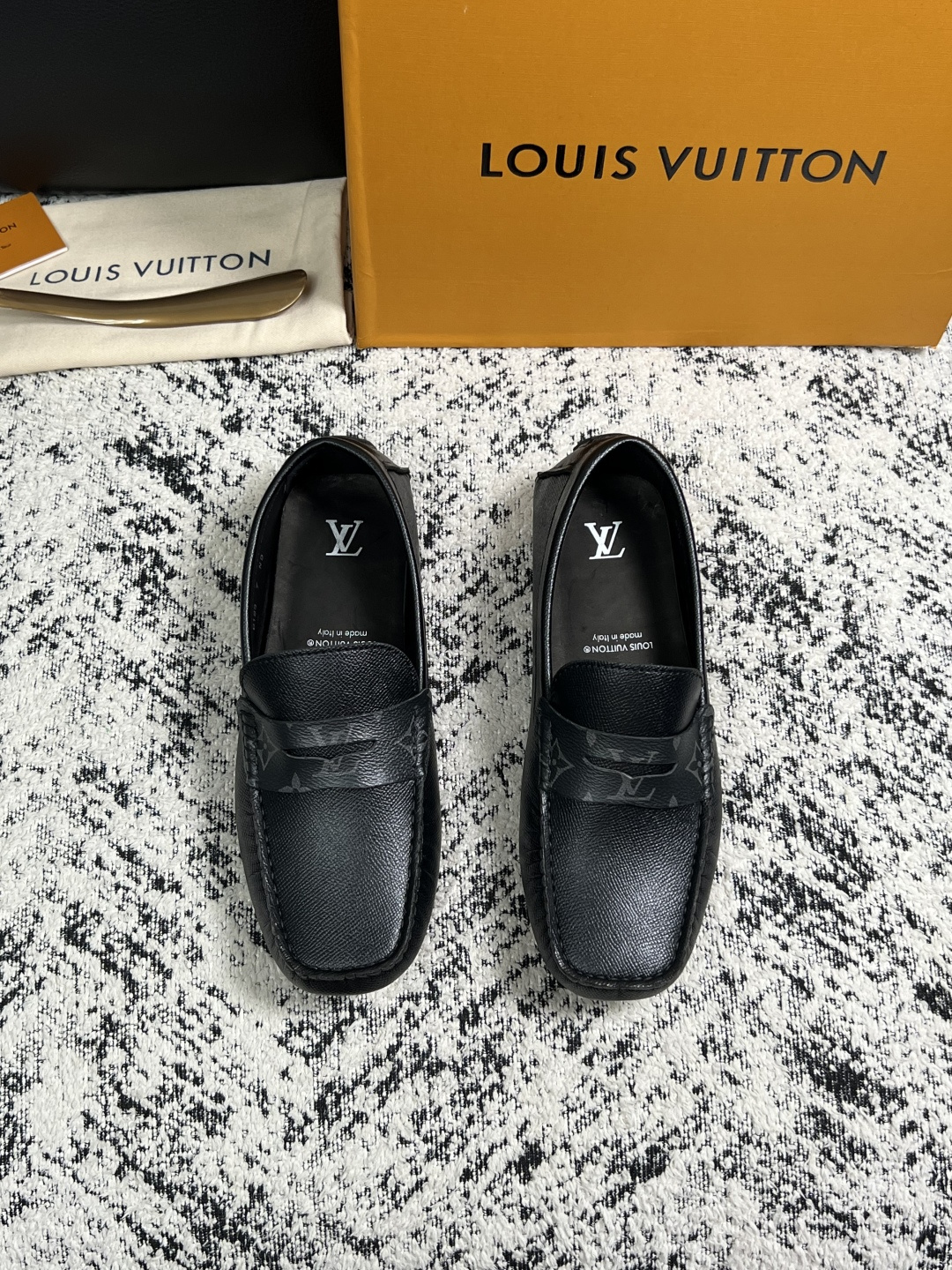 Lv  高品质  顶级工艺品  路易威登，豆豆鞋专柜同步，鞋面意大利进口，高品质拼接缤纷色彩复杂工艺品，进口牛皮里垫柔软