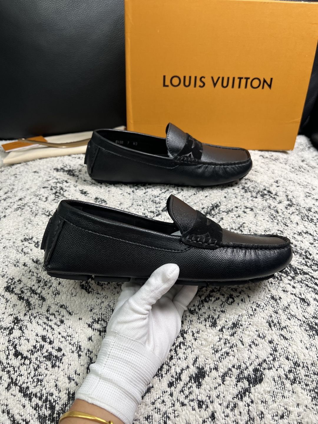 Lv  高品质  顶级工艺品  路易威登，豆豆鞋专柜同步，鞋面意大利进口，高品质拼接缤纷色彩复杂工艺品，进口牛皮里垫柔软