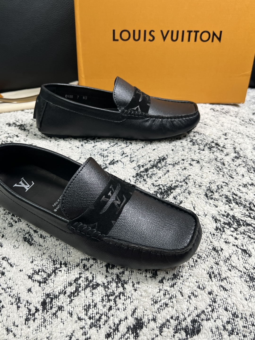 Lv  高品质  顶级工艺品  路易威登，豆豆鞋专柜同步，鞋面意大利进口，高品质拼接缤纷色彩复杂工艺品，进口牛皮里垫柔软